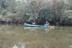 A canoa e as límpidas águas do rio Jaguareguava.