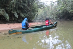 A canoa e as límpidas águas do rio Jaguareguava.